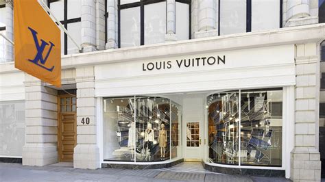 louis vuitton clothing store locations.